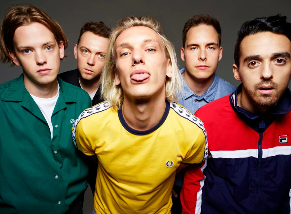 Jamie Campbell Bower (in gelb) mit seiner Band Counterfeit