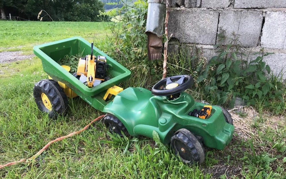 Das Bobby-Car des zweijährigen Buben.