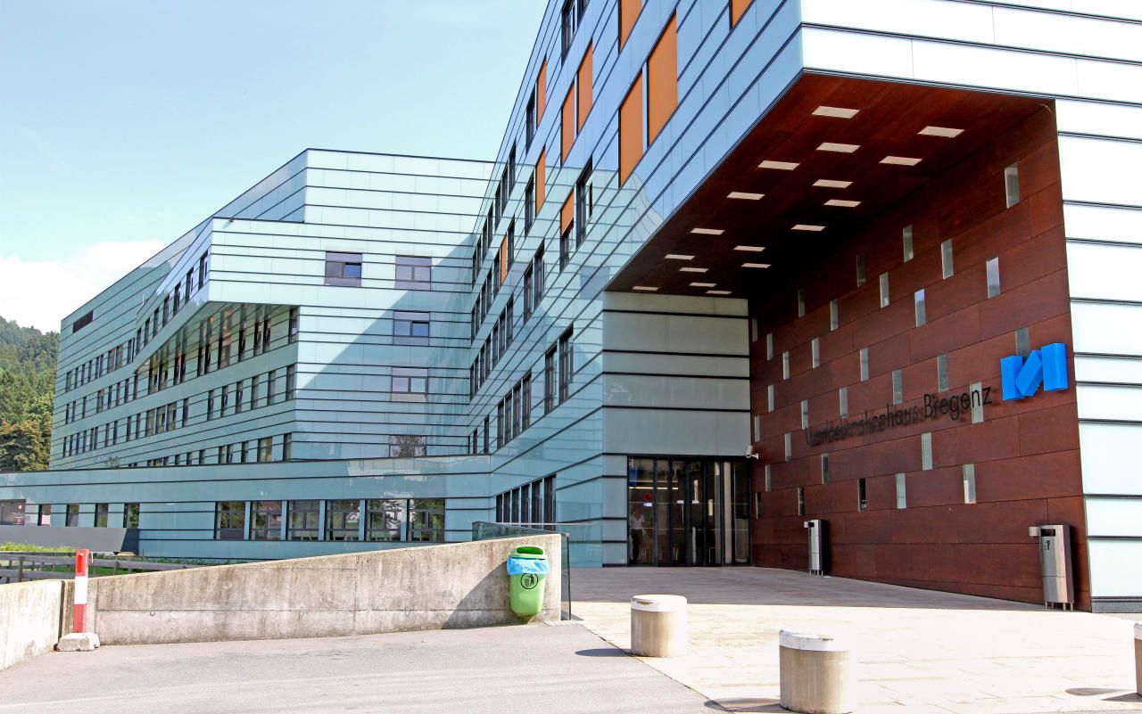 Der 18-jährige Mopedfahrer wurde mit schweren Verletzungen in das Landeskrankenhaus Bregenz eingeliefert.