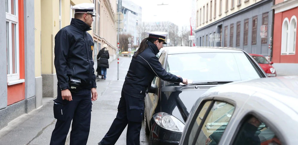Obwohl der Mann einen gültigen Parkzettel hatte, musste er Strafe zahlen.