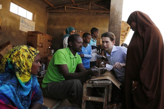 Kurz (bei einem Besuch in einem somalischen Flüchtlingslager 2016): Migranten bereits in Afrika abfangen.