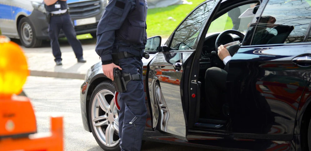 Polizisten stellten den Mann zur Rede.