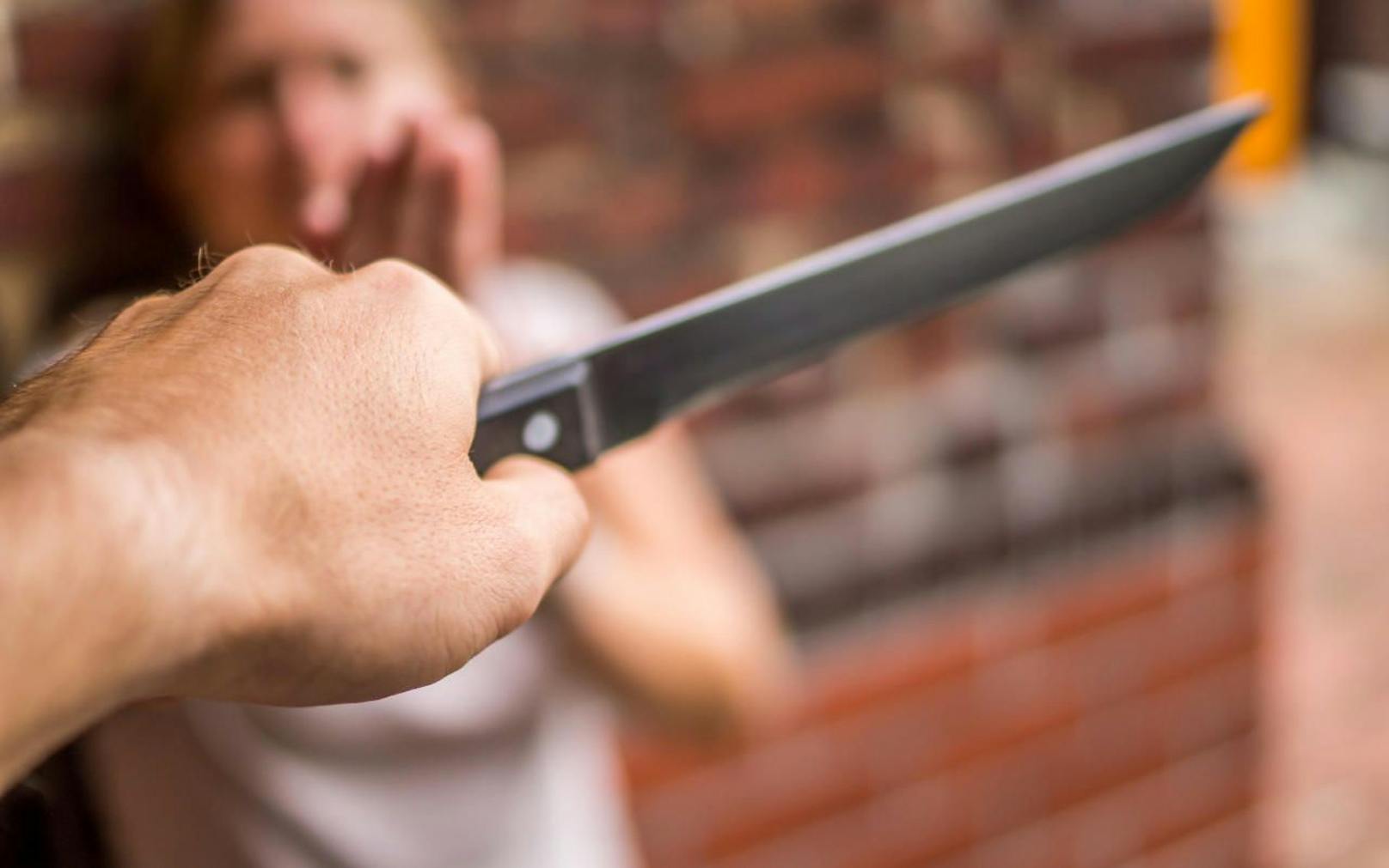 Frau wird von Mann mit Messer attackiert (Symbolbild)