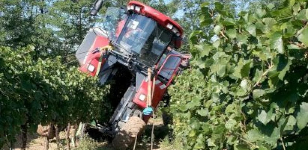 Die Feuerwehren aus Obernalb und der Stadt Retz kümmerten sich um die Bergung der Erntemaschine.