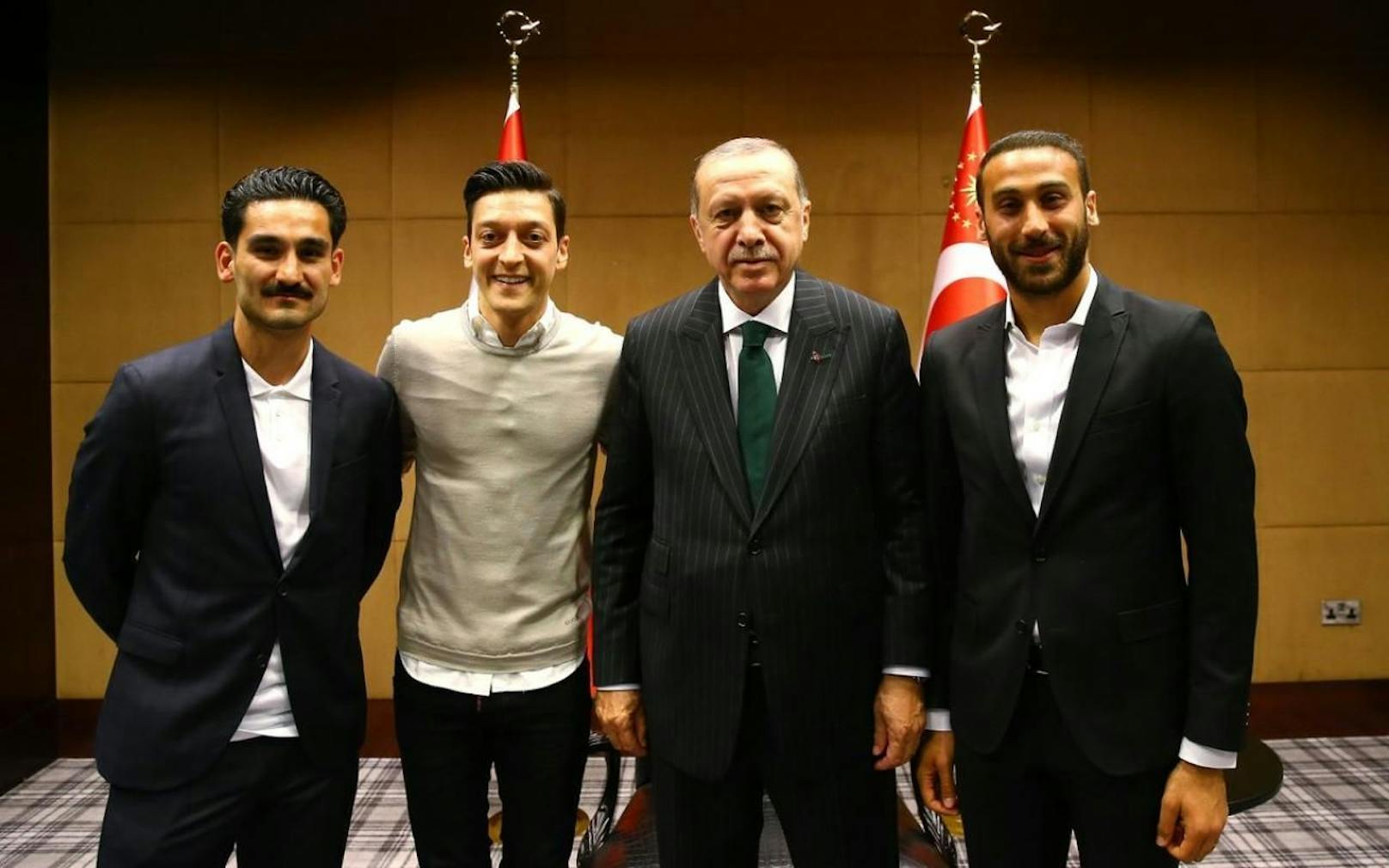 Posierten in London mit dem türkischen Staatspräsidenten Erdogan: Cenk Tosun (r.), Mesut Özil (2.v.l.) und Ilkay Gündogan (l.)