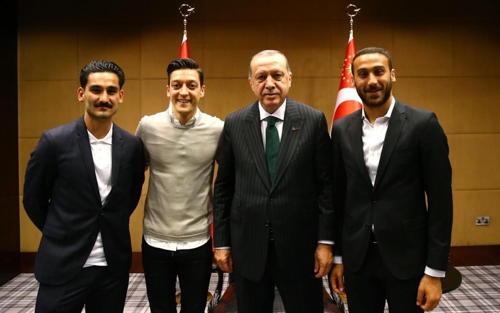 Posierten in London mit dem türkischen Staatspräsidenten Erdogan: Cenk Tosun (r.), Mesut Özil (2.v.l.) und Ilkay Gündogan (l.)