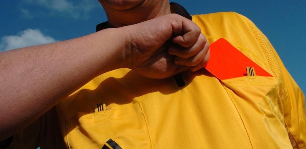 Der Schiedsrichter wurde verprügelt.