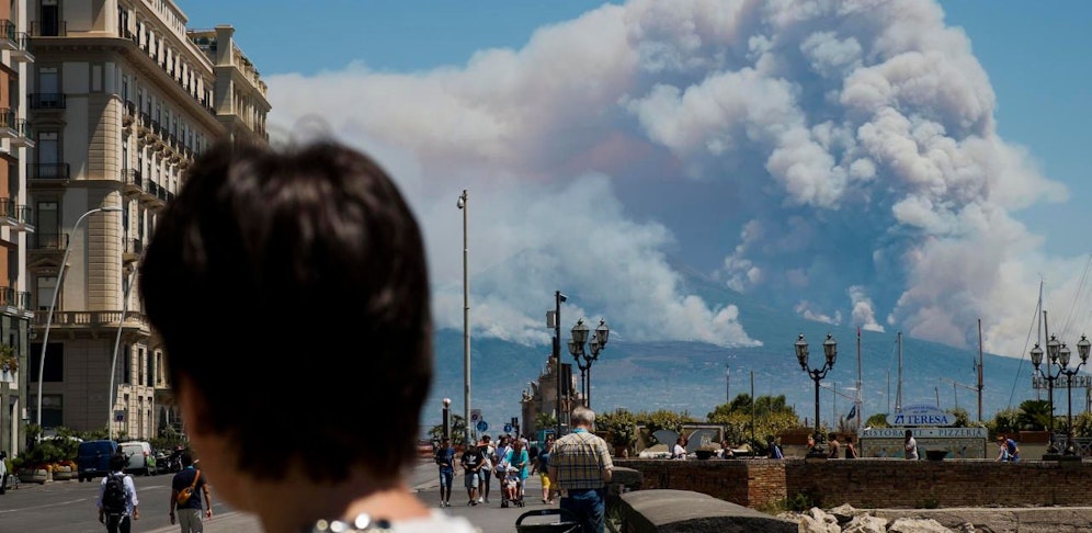 Die Rauchwolken erinnern an einen Vulkanausbruch.