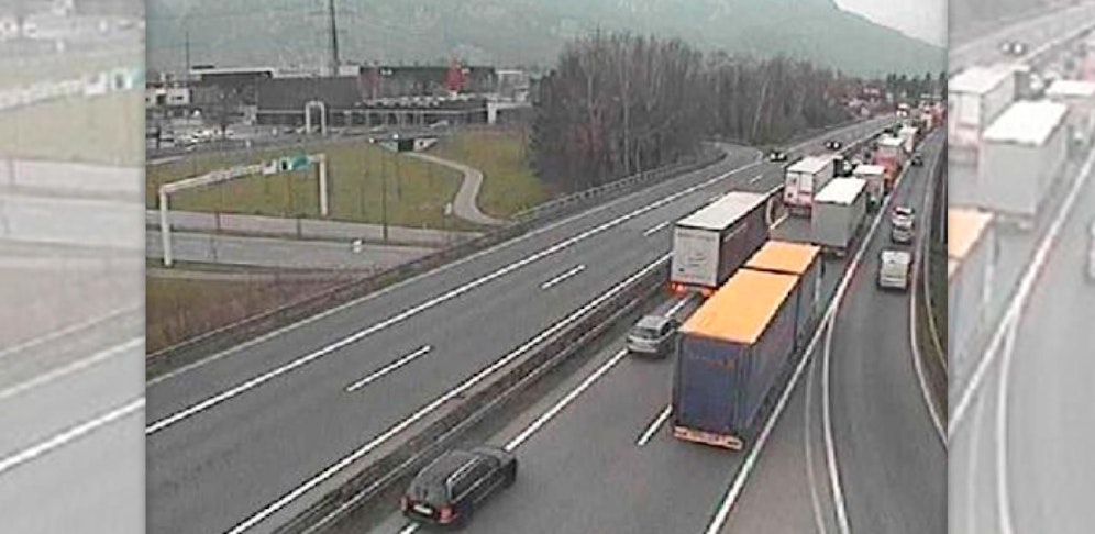 Schwerer Crash auf der A14 zwischen Dornbirn-Süd und Hohenems: Mehrere Personen sind verletzt.