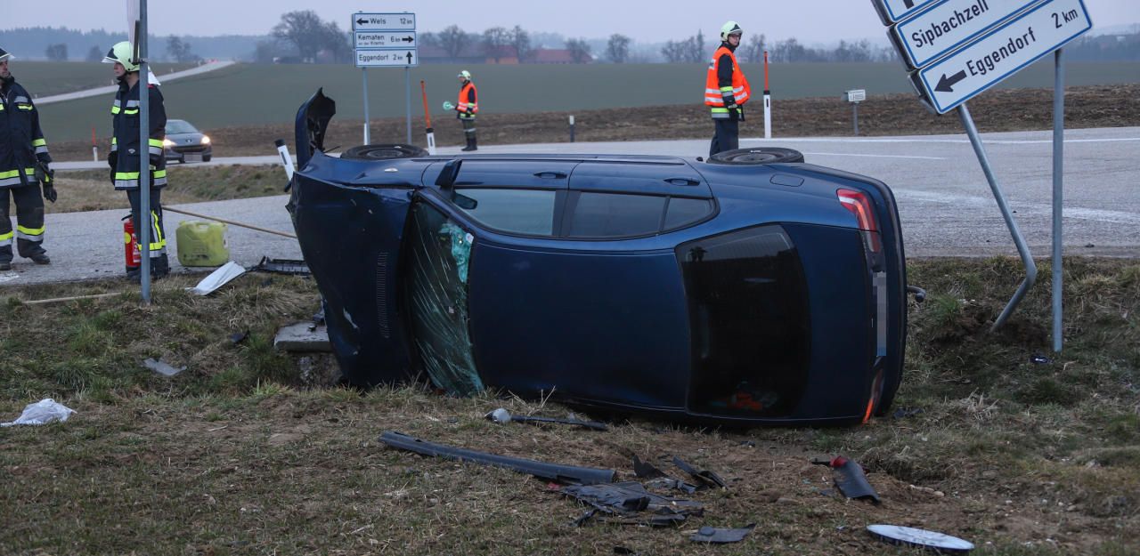 Heute.at - Kreuzungscrash: Zwei Autos in Feld geschleudert
