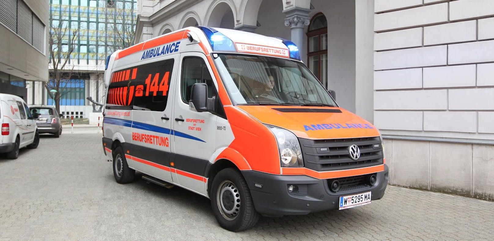 Die Wiener Berufsrettung brachte den Verletzten in ein Spital.