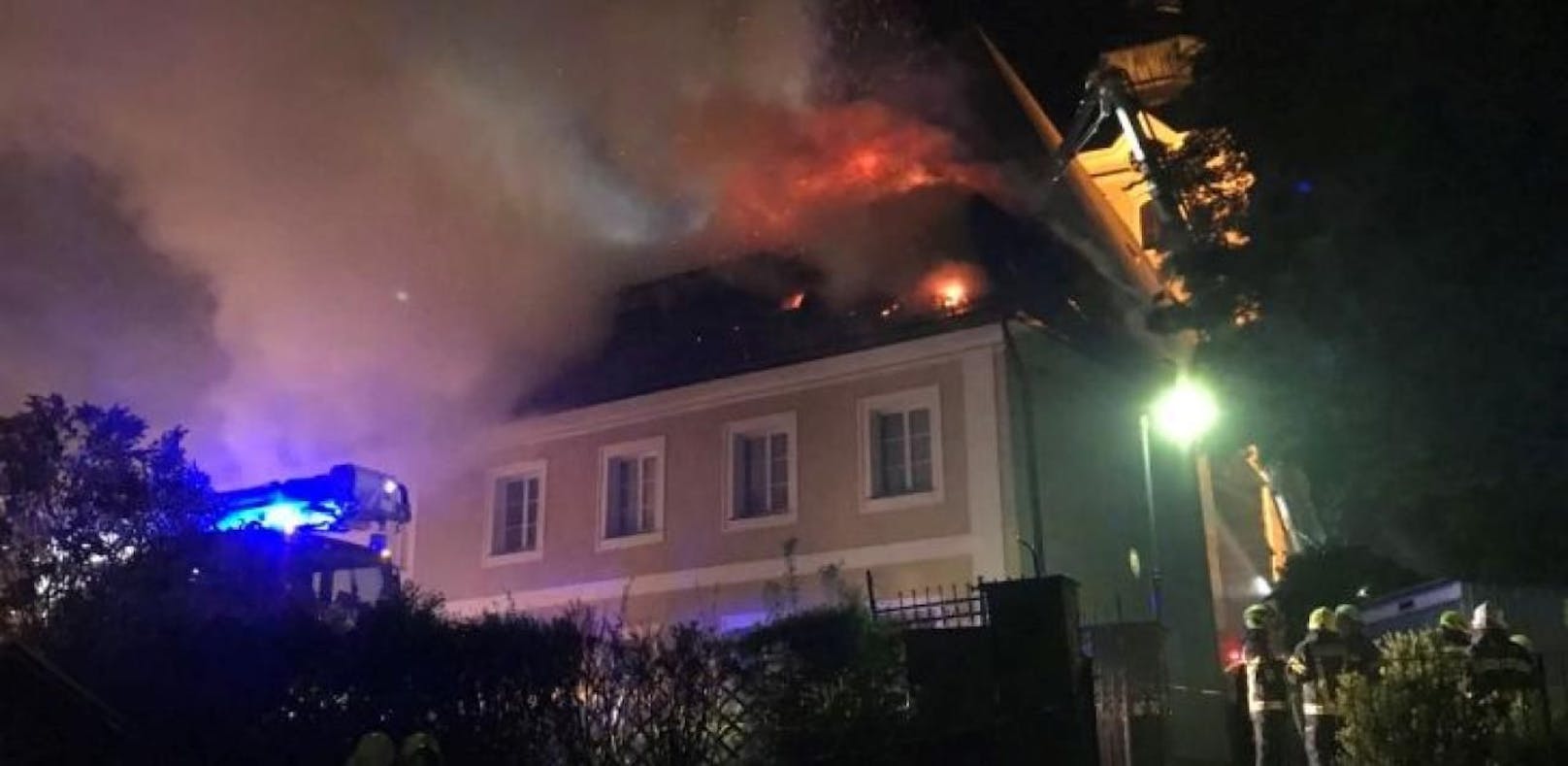 Großbrand: Dachstuhl des Pfarrhofs in Flammen