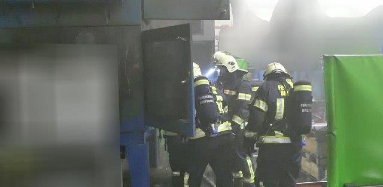 Heute.at - Brand im Gewerbebetrieb: 60 Florianis im Einsatz