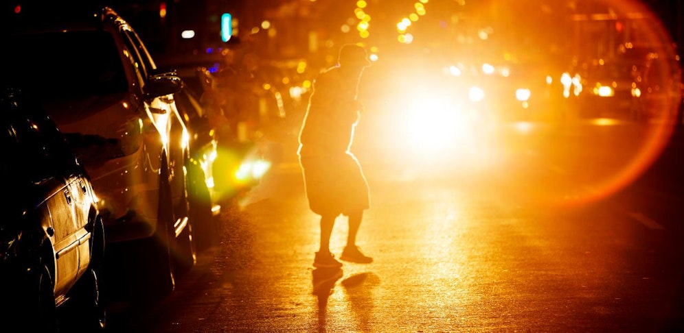 Der Mann ging am rechten Straßenrand, die 71-Jährige wollte, aufgrund eines entgegenkommenden Fahrzeuges, möglichst weit rechts fahren.