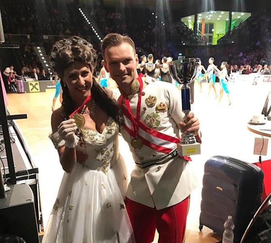 Kathrin Menzinger und Tanzpartner Vadim Garbuzov freuen sich über fünfte Goldmedaille