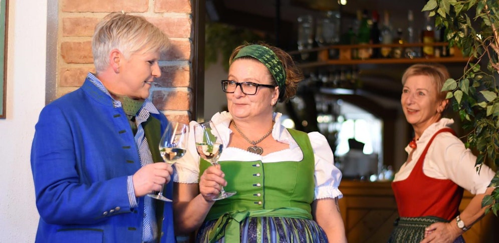 Gabriele Gumpert und Antonia Umlauf übernehmen den Betrieb von Anna Rehatschek (v. li.)