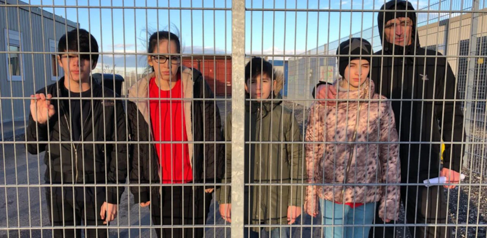 Die Familie am Freitag hinter dem Zaun des Container-Lagers 