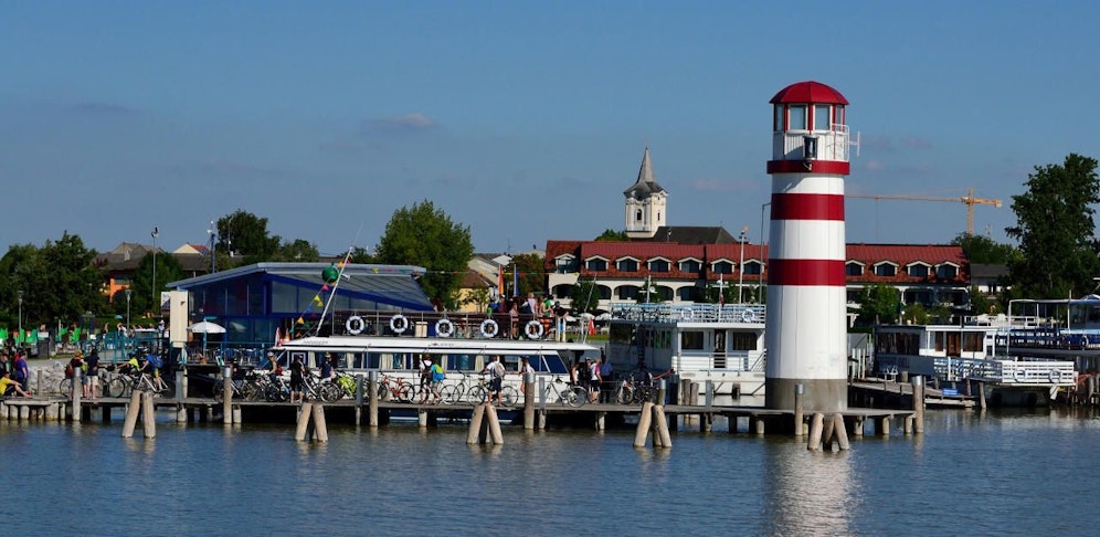 Schiffsanlegestelle in Podersdorf mit Leuchtturm und Kirche. Archivbild.