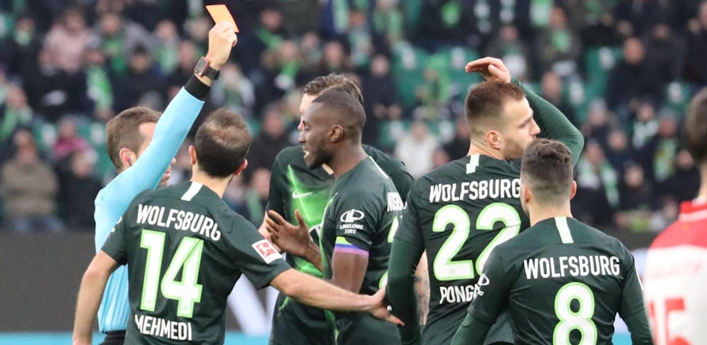 Marin Pongracic langt mit dem Ellbogen zu