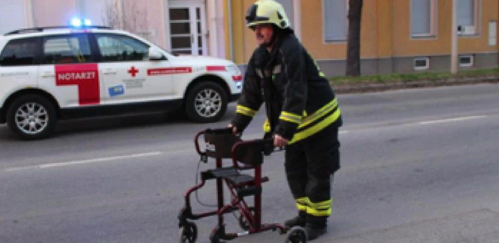 Ein Floriani kümmerte sich um den Rollator der verunfallten Dame.