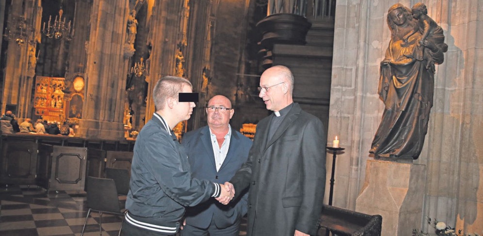 Vergebung im Dom: Alex mit Anwalt Tomanek und Pfarrer Toni Faber. 