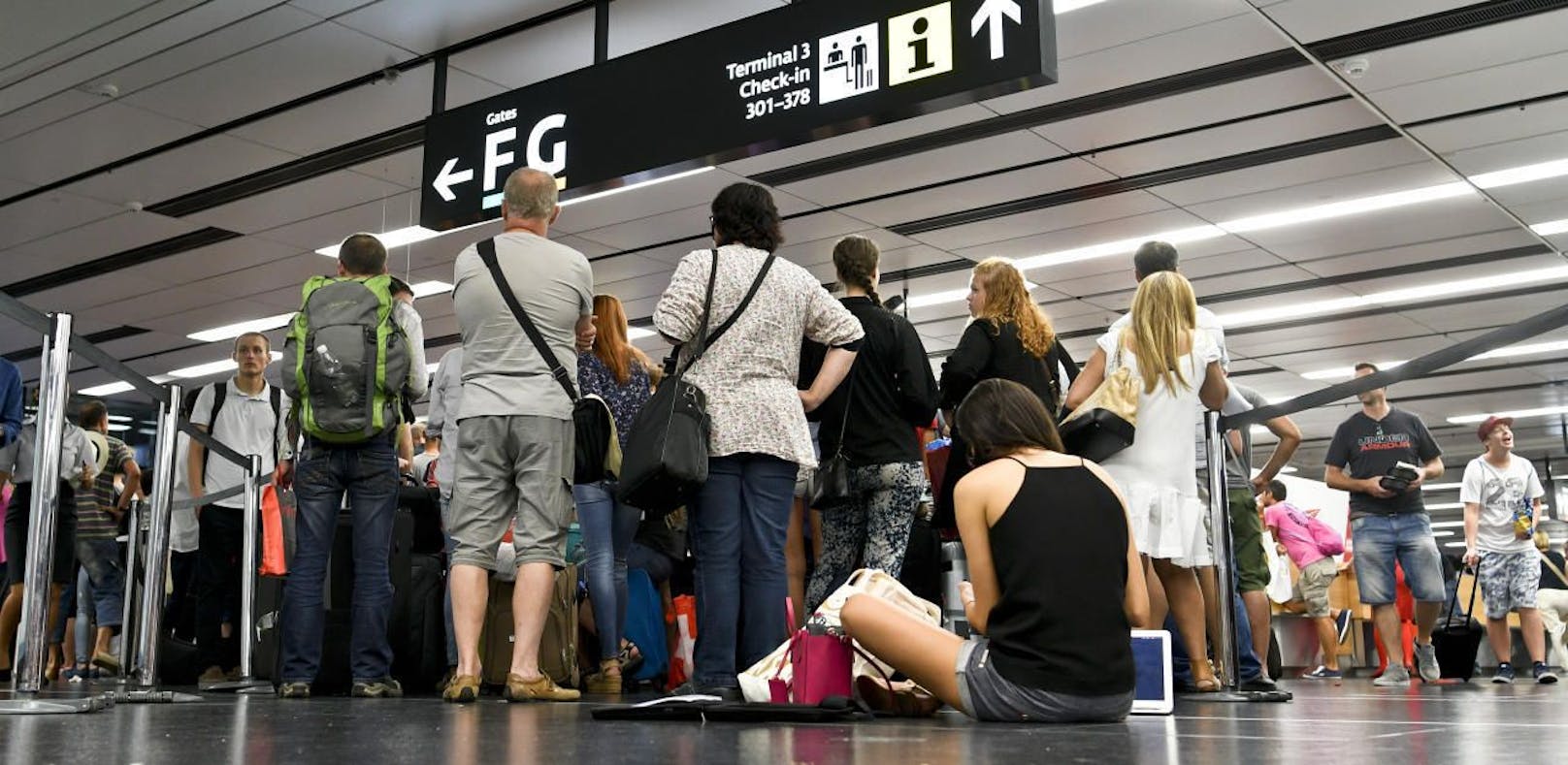 Flugpassagiere vor den Check-In Schaltern des Flughafen Wien-Schwechat. (Symbolbild)