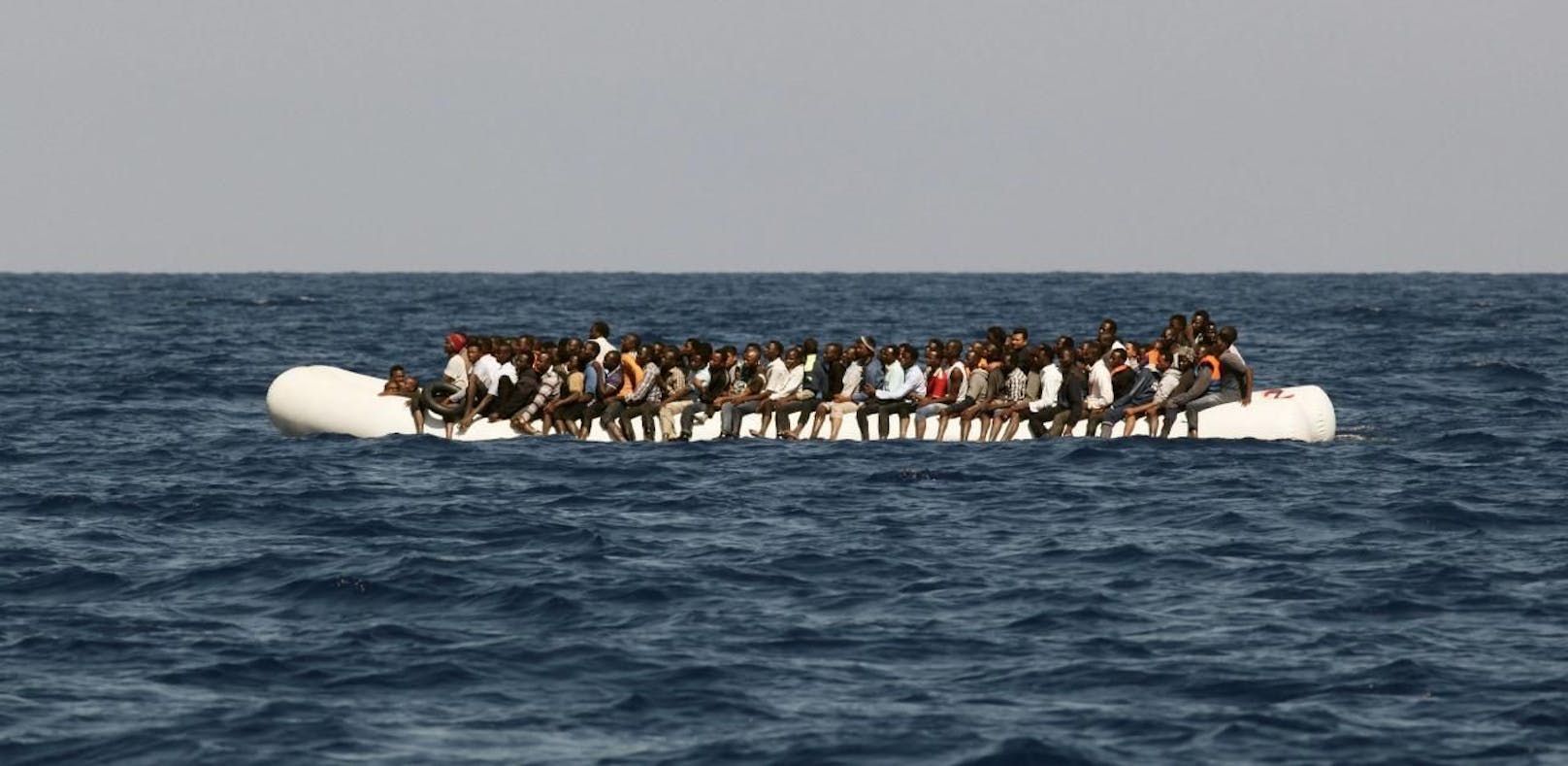 Ein Boot mit mehr als hundert Flüchtlingen an Bord ist gekentert.