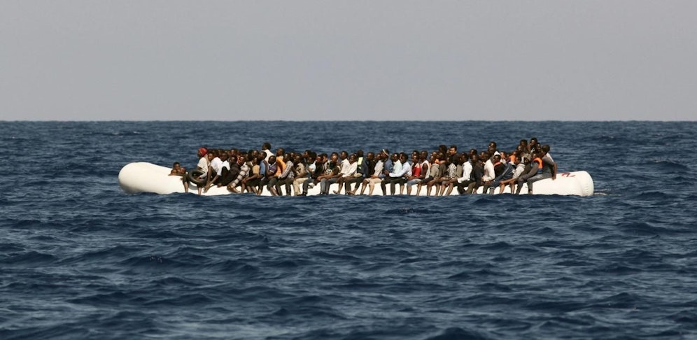 Ein Boot mit mehr als hundert Flüchtlingen an Bord ist gekentert.