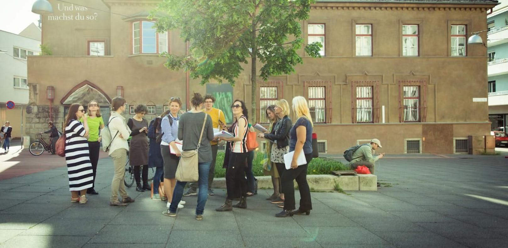 Beim City Art Walk erfahren die Teilnehmer zum Beispiel Interessantes über die Entwicklung des Herbert-Bayer-Platzes. 