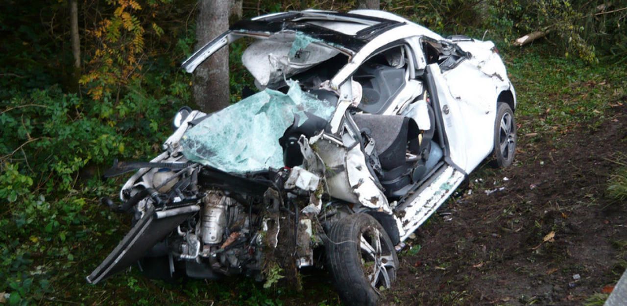Heute.at - Auto fliegt 16 Meter durch Luft, knallt gegen Baum