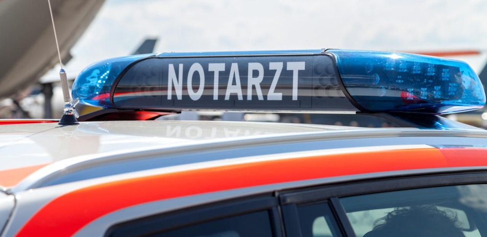 Die Frau wurde schwer verletzt und vom Notarzt versorgt,