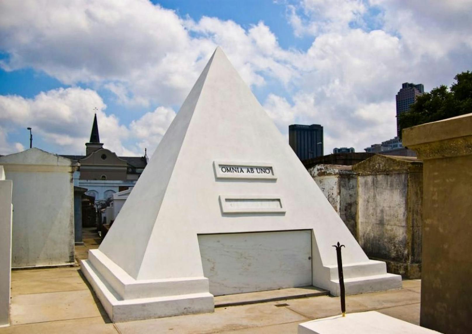 Nicolas Cage ließ sich schon im Jahr 2010 diese Pyramide am berühmtesten Friedhof von New Orleans bauen Fotocredit: Britt Reints/Creative Commons