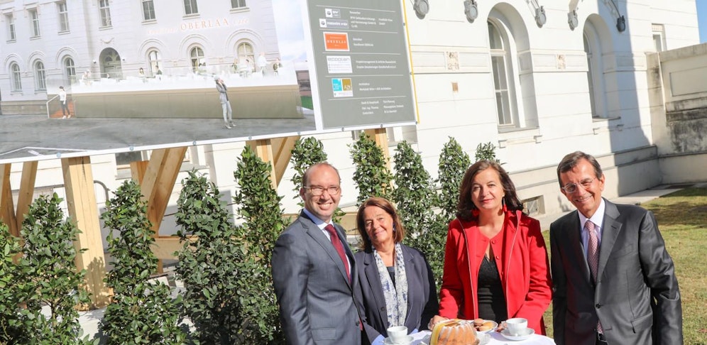 Stellten das künftige Café am Zentralfriedhof vor: Markus Pinter, Geschäftsführer der "Bestattung und Friedhöfe", Christine Grohs, Geschäftsführerin der Konditorei Oberlaa und Stadträtin Ulli Sima (SPÖ) beim Spatenstich  zum "Café  am Zentralfriedhof". 