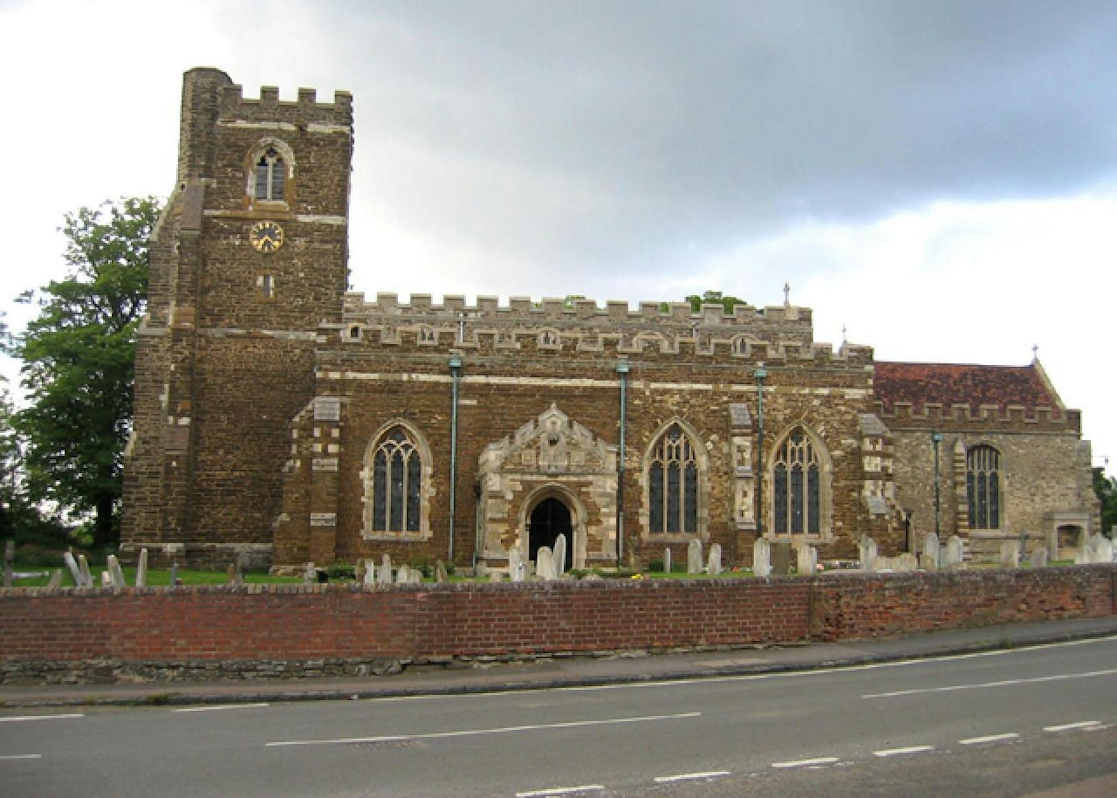 Die Kirche von Houghton Conquest ist seit Kurzem ohne Dach. Diebe haben den 20 Tonnen schweren Gebäudeteil einfach abmontiert.