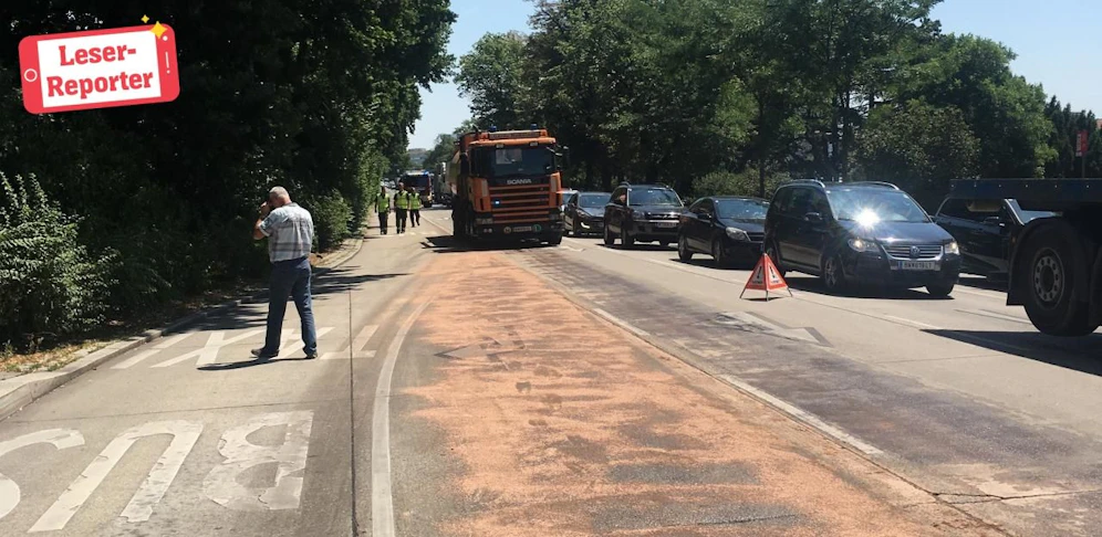 Die MA 48, die Feuerwher und die Polizei waren bemüht den Verkehrsfluss so schnell wie möglich wieder herzustellen.
