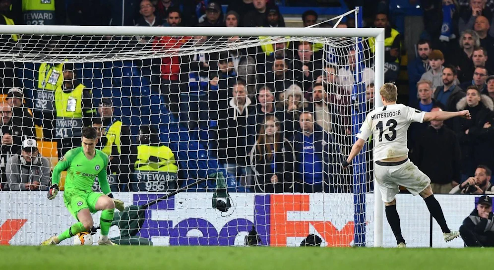 Martin Hinteregger vergibt im Elferschießen gegen Kepa.