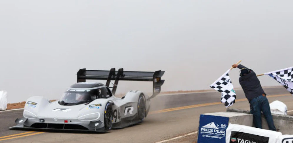 Der Elektro-Rennwagen VW I.D. R Pikes Peak erreicht das Ziel in Rekordzeit. 