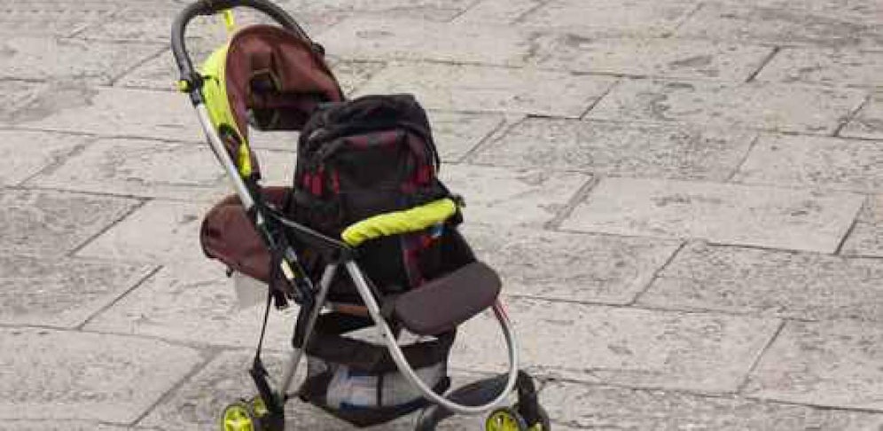 Einen Kinderwagen zündete ein Brandstifter an.