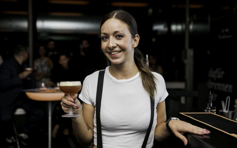 Gewinnerin Melinda Pohl mit ihrem Drink "Lost In The Woods".