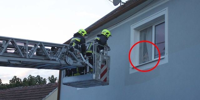 Feuerwehr Rettet Bub (2) Vor Fenstersturz | Heute.at