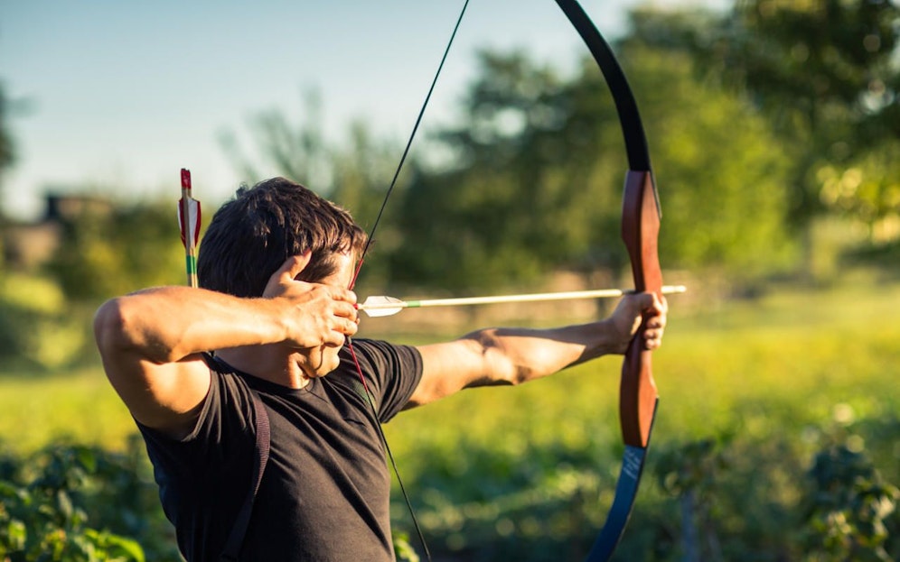 In Bad Ischl beschoss ein 50-Jähriger seine Lebensgefährtin mit Pfeil und Bogen.