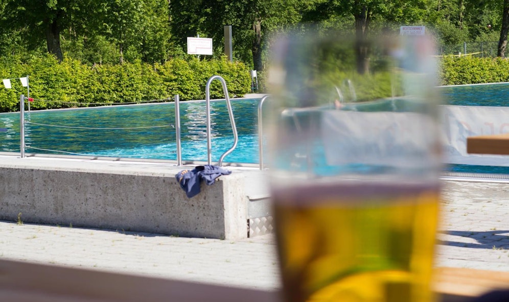 Der Mann kippte nach fünf Bier in das Becken und musste reanimiert werden