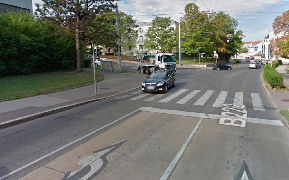 Der Schutzweg in der Krottenbachstraße Ecke Cottagegasse in Wien-Döbling.