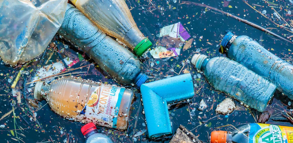 Jede Menge Hausmüll landete im Mühlbach beim Doblhoffpark in Baden (Symbolbild). 