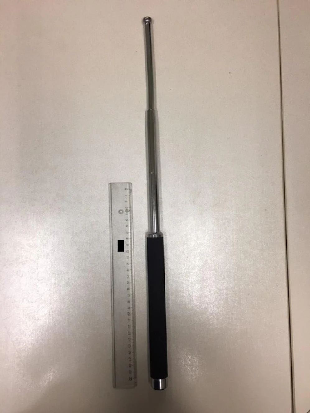 Eine Tatwaffe: Teleskopschlagstock