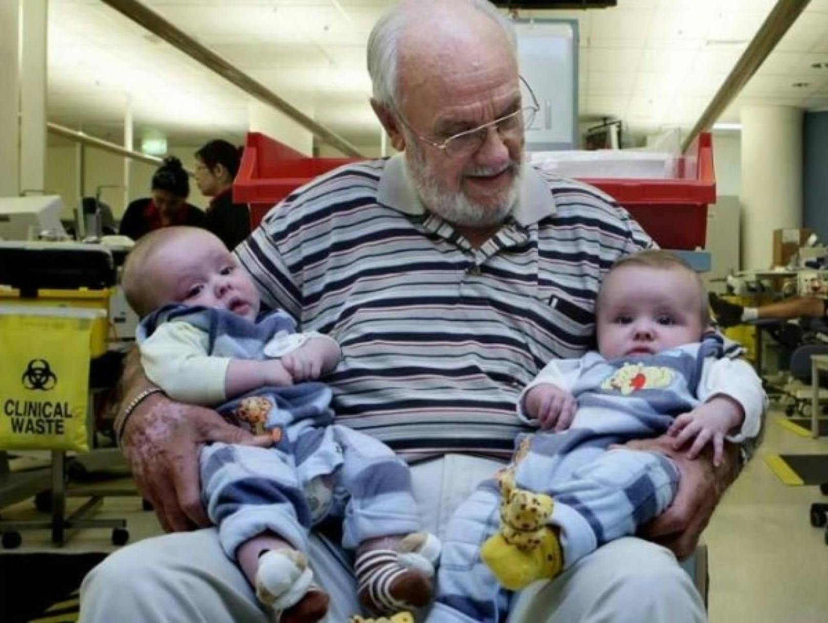Mit seinem Blut hat Harrison über die Jahre mehr als zwei Millionen Müttern in Australien geholfen, ihre Babys sicher auf die Welt zu bringen. (Bild: Australian Blood Service/Facebook)