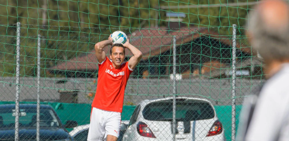 SPÖ-Parteiobmann Christian Kern, im Bild spielt er gerade bei einem Charity-Match auf, hofft auf eine baldige Rückkehr der österreichischen Bundesliga im Free-TV.
