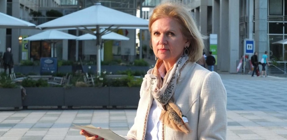 Neos-Gesundheitssprecherin Edith Kollermann vor dem Landtag in St. Pölten.