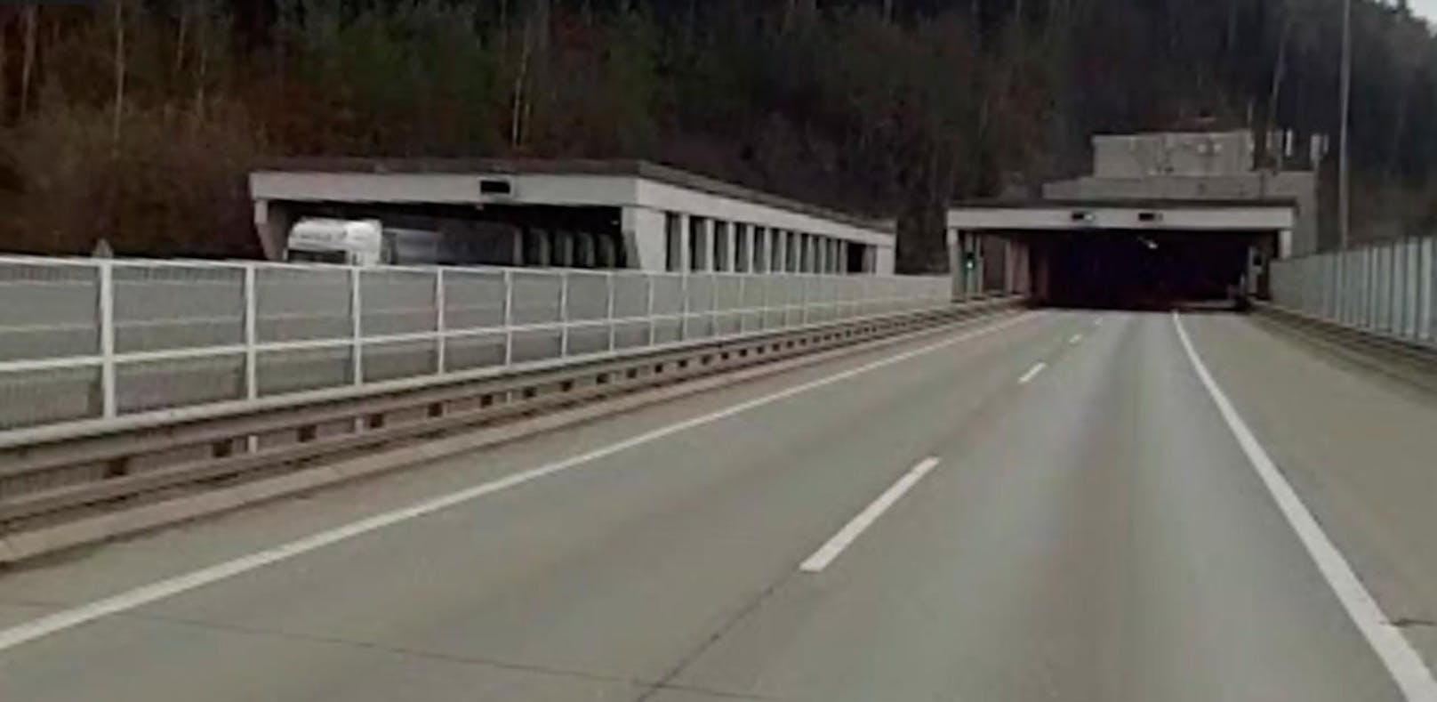 Das Nordportal des Amberg-Tunnels der A14 Rheintal Autobahn.