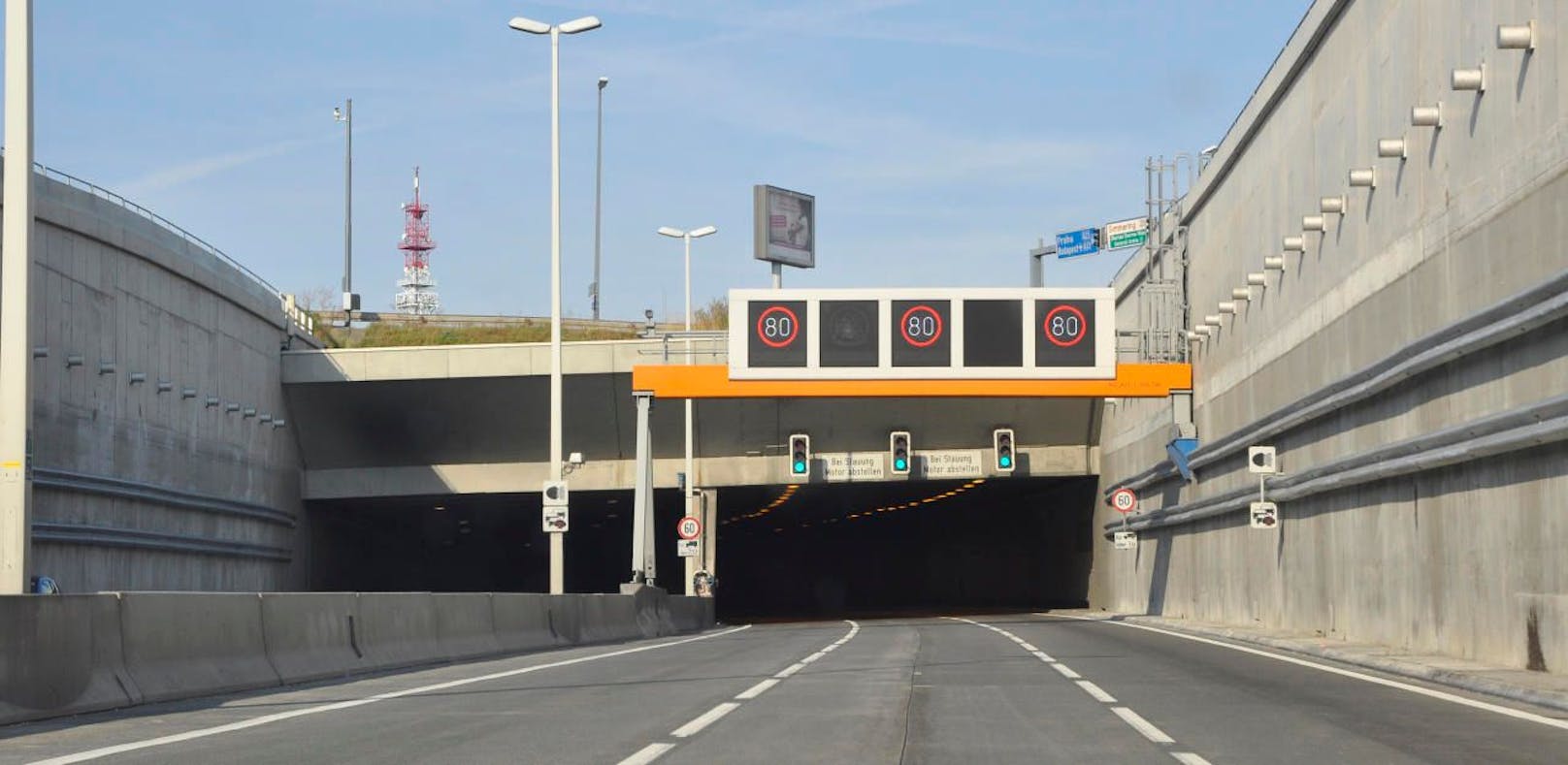 Nach dem Tunnel auf der A23, in der Nähe der Generali Arena, führt die betreffende Brücke über die Autobahn.